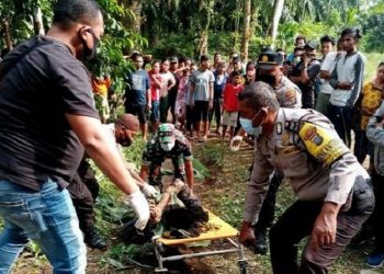 Polisi saat mengevakuasi jenazah tiga pelaku pencurian motor yang tewas diamuk warga di Deliserdang. (Foto: Antara/Rahmat Hidayat/HO)