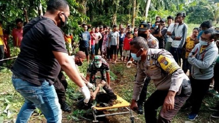 Polisi saat mengevakuasi jenazah tiga pelaku pencurian motor yang tewas diamuk warga di Deliserdang. (Foto: Antara/Rahmat Hidayat/HO)