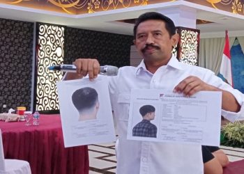 Dirreskrimum Polda Jabar, Kombes Pol Ke Yani Sudarto memperlihatkan sketsa wajah terduga pelaku dalam kegiatan Rilis Akhir Tahun Polda Jabar. (Foto: iNews.id/Agung Bakti Sarasa)