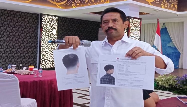 Dirreskrimum Polda Jabar, Kombes Pol Ke Yani Sudarto memperlihatkan sketsa wajah terduga pelaku dalam kegiatan Rilis Akhir Tahun Polda Jabar. (Foto: iNews.id/Agung Bakti Sarasa)