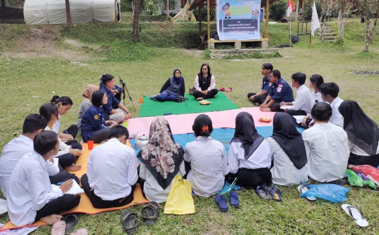 Rektor USI, Dr. Corry Purba, didampingi Pembantu Rektor III, Dr. Elpina Tanjung, menyampaikan pemaparan materi kepada calon anggota baru UKM Pers dan Sastra USI, yang diselenggarakan di Taman Eden 100 Kabupaten Toba.