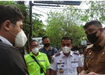 Wali Kota Medan Bobby Nasution melakukan OTT petugas Dishub yang diduga pungli parkir di kawasan Setia Budi, Senin (24/1/2022). (Foto: Antara)