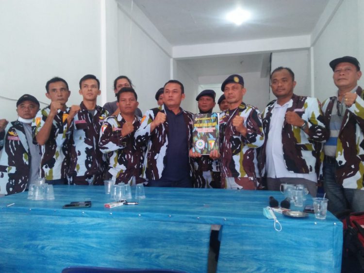 Ketua Dewan Pimpinan Daerah – Ikatan Pemuda Karya (DPD IPK)  Kota Pematangsiantar , Andilo Evendi Siahaan, SHut, MSi, secara remi menyerahkan Surat Keputusan (SK) Kepengurusan Satuan Tugas Inti Maha Sakti Karya DPD IPK Pematangsiantar, periode 2022-2027, pada Selasa (22/2/2022), di Sekretariat DPD IPK Pematangsiantar, Jalan Gereja No 47 Pematangsiantar.