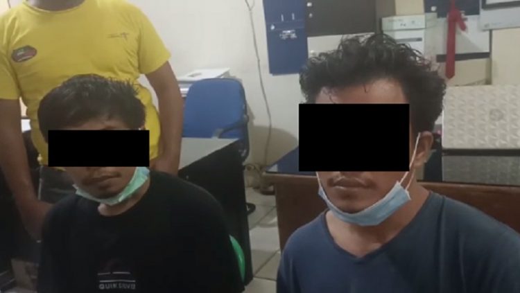 Kedua tersangka saat diamankan di Mapolsek Medan Baru. (Foto: istimewa)