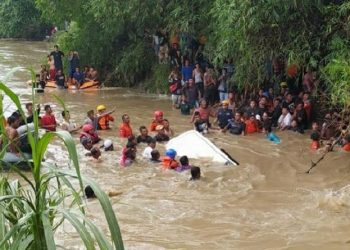 Proses evakuasi 4 korban mobil hilang diterjang banjir di Deliserdang yang ditemukan tewas (Foto: Antara/Rahmat Hidayat)