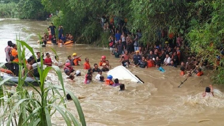 Proses evakuasi 4 korban mobil hilang diterjang banjir di Deliserdang yang ditemukan tewas (Foto: Antara/Rahmat Hidayat)
