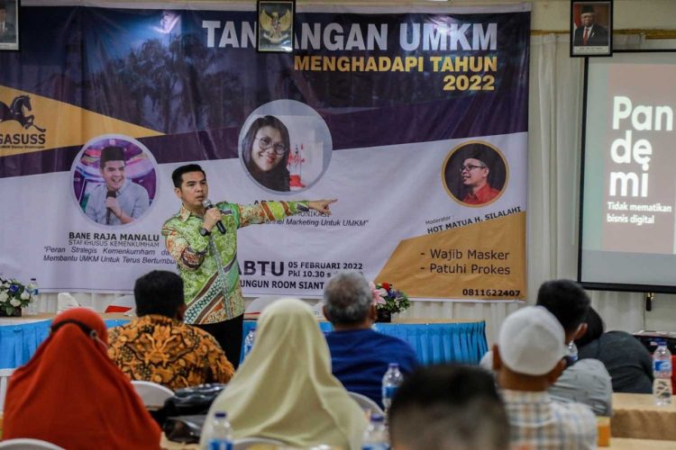 Staf Khusus Menteri Hukum dan Hak Azasi Manusia (Stafsus Menkumham), Bane Raja Manalu di acara seminar dengan tema “Tantangan UMKM Menghadapi Tahun 2022”, di Simalungun Room Siantar Hotel, Kota Pematangsiantar, Sumatera Utara, Sabtu (5/2/2022).