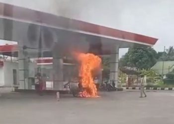 Kebakaran becak motor di SPBU Medan. [Dok.Digtara.com]