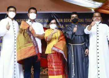 Bupati Simalungun, Radiapoh Hasiholan Sinaga SH MH, bersama istri, Ny Ratnawati Radiapoh Hasiholan Sinaga  usai diulosi.