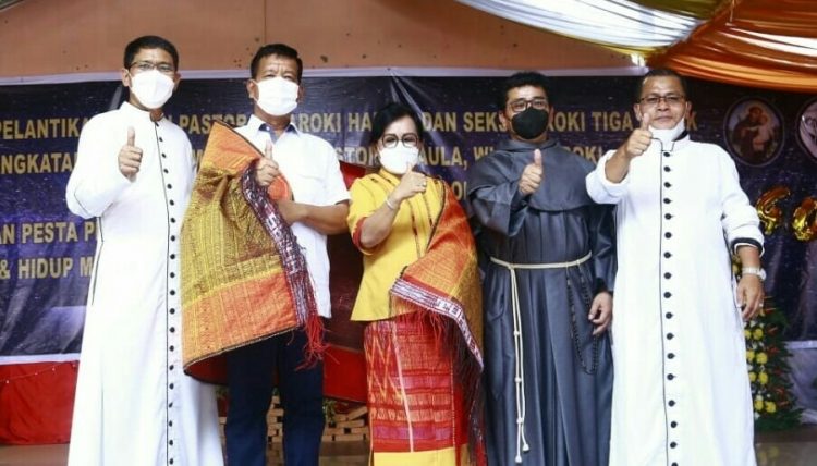Bupati Simalungun, Radiapoh Hasiholan Sinaga SH MH, bersama istri, Ny Ratnawati Radiapoh Hasiholan Sinaga  usai diulosi.