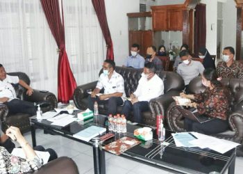 Bupati Simalungun saat memimpin rapat evaluasi pelayanan Rumah Sakit se-Kabupaten Simalungun, di Rumah Dinas Wakil Bupati Simalungun, jalan Suri - suri Pematang Simalungun, Kecamatan Siantar, Kabupaten Simalungun, Sumut, Jumat (25/2/2022).