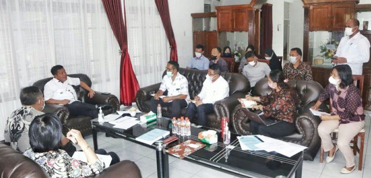Bupati Simalungun saat memimpin rapat evaluasi pelayanan Rumah Sakit se-Kabupaten Simalungun, di Rumah Dinas Wakil Bupati Simalungun, jalan Suri - suri Pematang Simalungun, Kecamatan Siantar, Kabupaten Simalungun, Sumut, Jumat (25/2/2022).