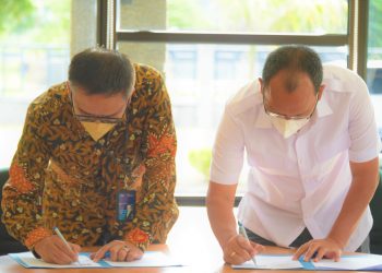 Bupati Dosmar saat menandatangani nota kesepahaman dengan PT Indofarma Tbk  yang diwakili oleh Direktur Keuangan, Manajemen Risiko dan Sumber Daya Manusia PT. Indofarma Tbk, Sahat Sihombing, Jumat (25/2/2022), di Institut Teknologi DEL.
