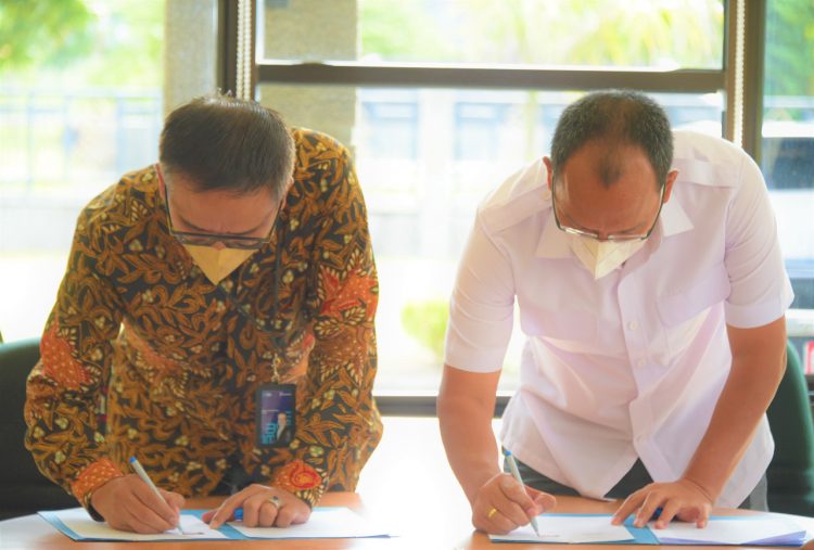 Bupati Dosmar saat menandatangani nota kesepahaman dengan PT Indofarma Tbk  yang diwakili oleh Direktur Keuangan, Manajemen Risiko dan Sumber Daya Manusia PT. Indofarma Tbk, Sahat Sihombing, Jumat (25/2/2022), di Institut Teknologi DEL.