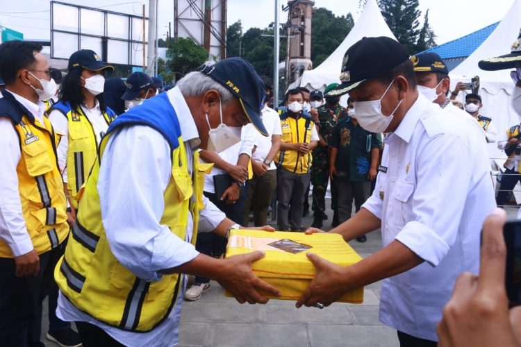 Bupati Simalungun saat sampaikan permohonan perbaikan jalan, di DPSP Danau Toba kepada Menteri PUPR.