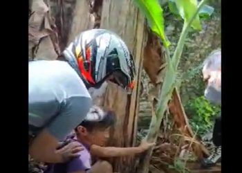 Pengedar Narkoba Ini Nangis saat Sabu di Semak-Semak Ditemukan (Foto: iNews/Ulil Amri)