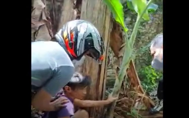 Pengedar Narkoba Ini Nangis saat Sabu di Semak-Semak Ditemukan (Foto: iNews/Ulil Amri)