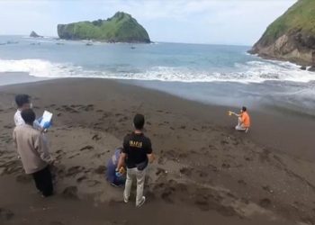 Polres Jember, melakukan olah TKP di Pantai Payangan, tempat digelarnya ritual maut yang menelan 11 korban jiwa. Foto/iNews TV/Bambang Sugiarto