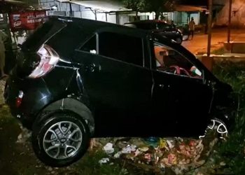 Sebuah mobil rusak setelah tertabrak kereta api di Kota Medan, Senin (28/2/2022) dini hari. (Foto: Yudha Bahar)