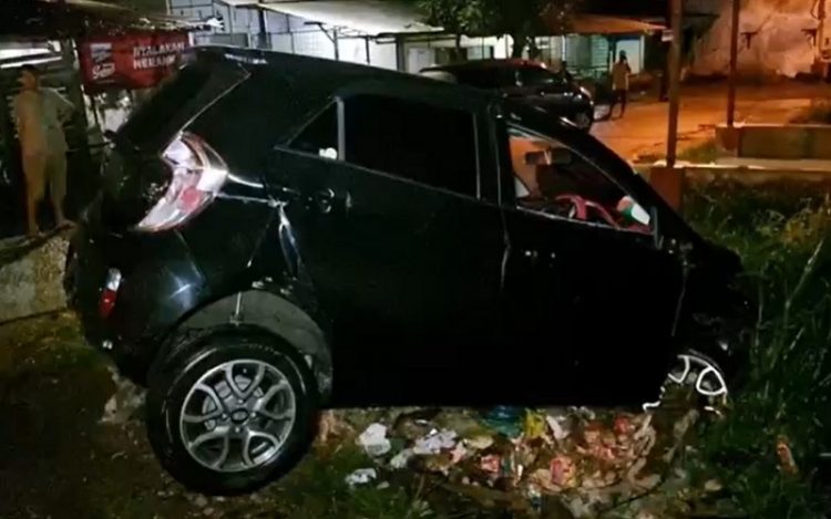 Sebuah mobil rusak setelah tertabrak kereta api di Kota Medan, Senin (28/2/2022) dini hari. (Foto: Yudha Bahar)