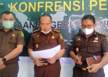Kajari Taput Moch Suroyo (tengah). (dok. Istimewa)