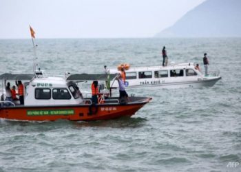 Tim SAR melakukan pencarian kapal wisata yang tenggelam di Vietnam. FOTO/AFP