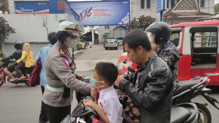 Kasat Lantas Polres Pematangsiantar, AKP Relina Lumbangaol S.Sos, ikut membagikan masker kepada pengendara yang tidak prokes.