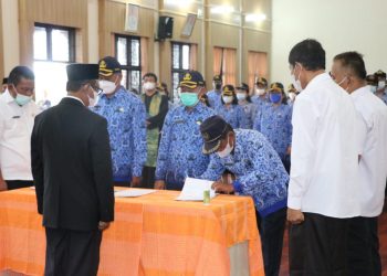 Wakil Bupati Simalungun saat melantik 55 orang Kepala SMP, di Balei Harungguan Djabanten Damanik, Kantor Bupati Simalungun, di Pamatang Raya, Sumut, Rabu (23/2/2022).
