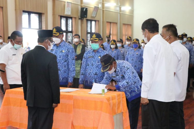 Wakil Bupati Simalungun saat melantik 55 orang Kepala SMP, di Balei Harungguan Djabanten Damanik, Kantor Bupati Simalungun, di Pamatang Raya, Sumut, Rabu (23/2/2022).