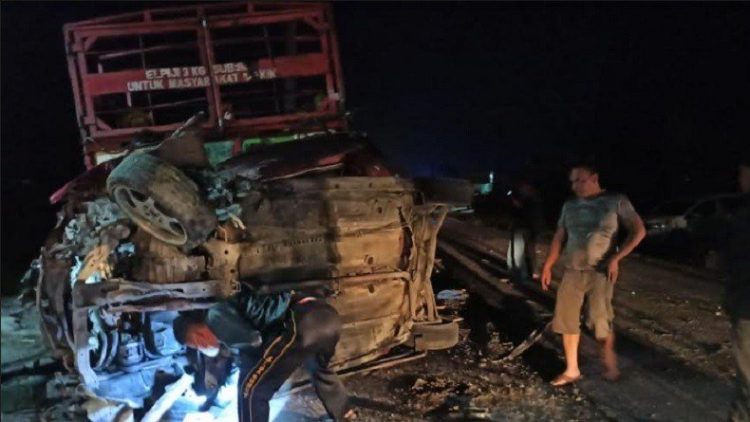Kecelakaan terjadi di Jalan lintas Doloksanggul-Pakkat KM 02-03, Desa Hutabagasan, Kabupaten Humbang Hasundutan, Sumatera Utara, Kamis (3/2/2022). (Foto: Wahyudin Aulia).
