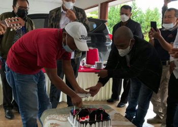 Hari Pers Nasional 2022, Wartawan dapat kejutan kue dari Bupati Humbahas, Dosmar Banjarnahor.