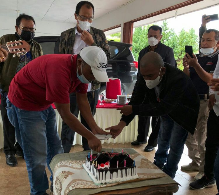 Hari Pers Nasional 2022, Wartawan dapat kejutan kue dari Bupati Humbahas, Dosmar Banjarnahor.