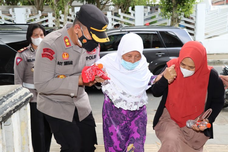 Kapolres Pematangsiantar mengajak para Lansia untuk mendapatkan vaksinasi yang dilaksanakan di Lapangan Haji Adam Malik Pematangsiantar dengan menggunakan mobil untuk antar jemput.
