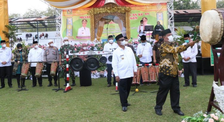 Bupati Simalungun saat membuka MTQ Ke 48 Kabupaten Simalungun Tahun 2022, di lapangan bolakaki Dobana, Kelurahan Serbelawan, Kecamatan Dolok Batu Nanggar, Kabupaten Sumalungun, Sumut, Rabu (23/2/2022).