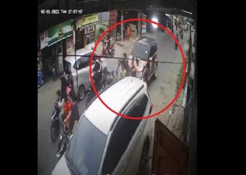 Tangkapan Layar Mobil Seruduk Pengendara Motor hingga Tewas