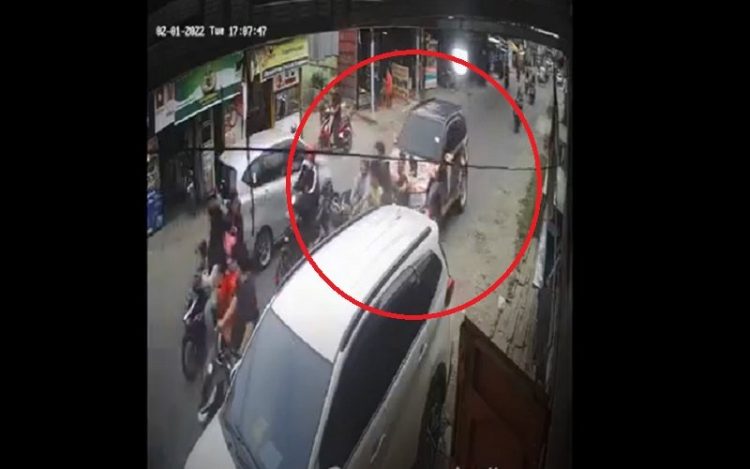 Tangkapan Layar Mobil Seruduk Pengendara Motor hingga Tewas