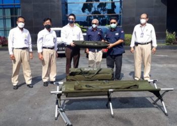 Direktur Muda PT. STTC Alvin Bingei Purba Siboro saat memberikan bantuan bed lipat untuk donor darah kepada Ketua PMI Cabang Pematangsiantar, dr Rajin Saragih SpB, di Kantor Pusat PT STTC, Jalan Pattimura Kota Pematangsiantar, Rabu (16/2/2022).