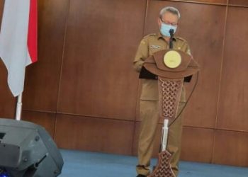 Gubernur Sumatera Utara yang diwakili  Kepala Badan Kesbangpol Provinsi Sumatera Utara, Safruddin, SH, M.Hum, memberikan sambutan di acara seminar nasional pengusulan Sabam Sirait jadi pahlawan nasional.