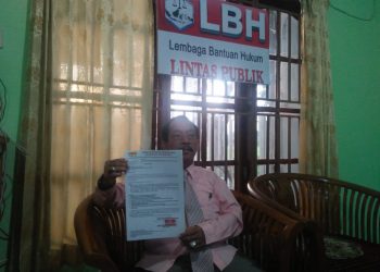 Sahata Situmorang SH, selaku Ketua Umum Lembaga Investigasi dan Advokasi Publik, memperlihatkan surat yang dilayangkan kepada Kalapas Kelas IIA Pematangsiantar.