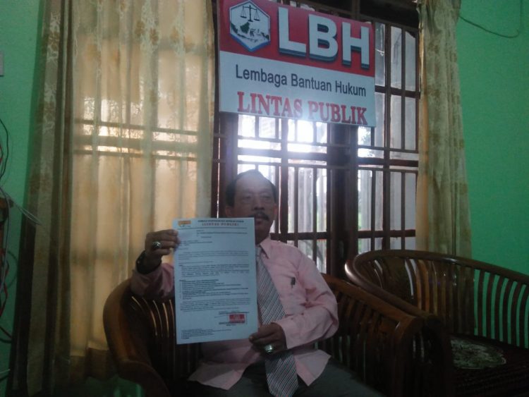 Sahata Situmorang SH, selaku Ketua Umum Lembaga Investigasi dan Advokasi Publik, memperlihatkan surat yang dilayangkan kepada Kalapas Kelas IIA Pematangsiantar.
