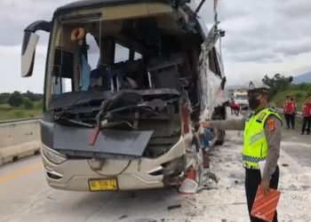Bus penuh penumpang bertabrakan dengan truk di Km 35 Jalur A Jalan Tol Trans Sumatera (JTTS) ruas Bakuheni-Terbanggi Besar, satu korban tewas dan tujuh luka-luka. Foto/iNews TV/Heri Fulistiawan