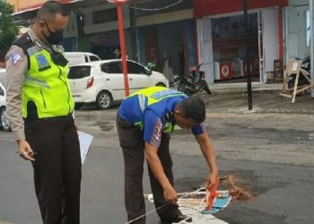 Polisi saat olah TKP kecelakaan maut di Girian, Bitung yang menewaskan pasangan suami istri. (Foto: MPI/Subhan Sabu)