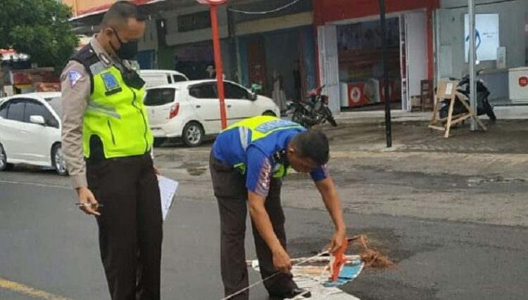 Polisi saat olah TKP kecelakaan maut di Girian, Bitung yang menewaskan pasangan suami istri. (Foto: MPI/Subhan Sabu)