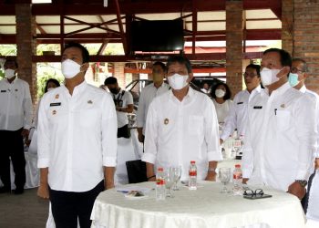 Wali Kota Pematangsiantar, Dr. H. Hefriansyah, bersama Wakil Wali Kota, Togar Sitorus, dan Pj Sekda, Ir. Zubaidi, M.Si, saat menghadiri Rapat Koordinasi Pemerintahan.