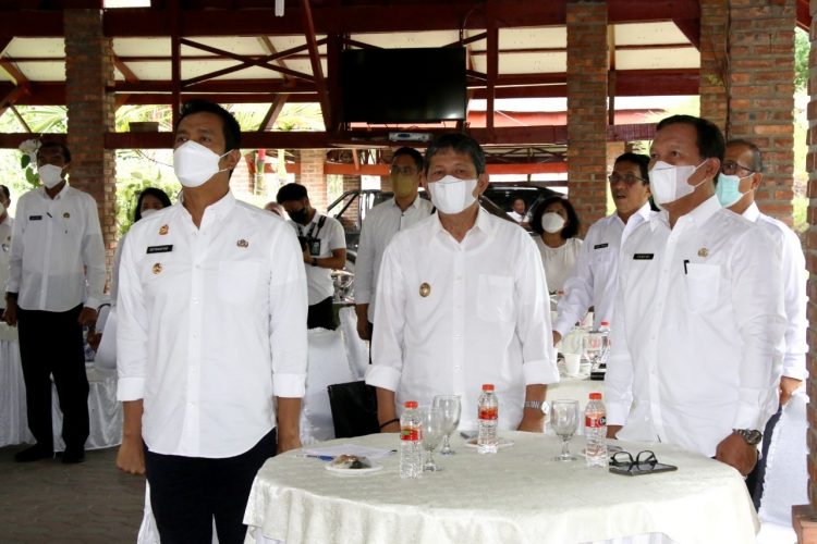 Wali Kota Pematangsiantar, Dr. H. Hefriansyah, bersama Wakil Wali Kota, Togar Sitorus, dan Pj Sekda, Ir. Zubaidi, M.Si, saat menghadiri Rapat Koordinasi Pemerintahan.