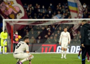 Striker AC Milan, Olivier Giroud tampak lesu usai timnya ditahan imbang tim juru kunci Salernitana 2-2. (Foto: AFP)