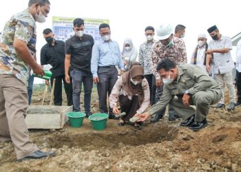 Plt. Wali Kota Pematangsiantar, Susanti Dewayani, Sp.A, saat peletakan batu pertama, pembangunan Gedung SMP-IT Cendekia Pematangsiantar, Senin (28/2/2022).