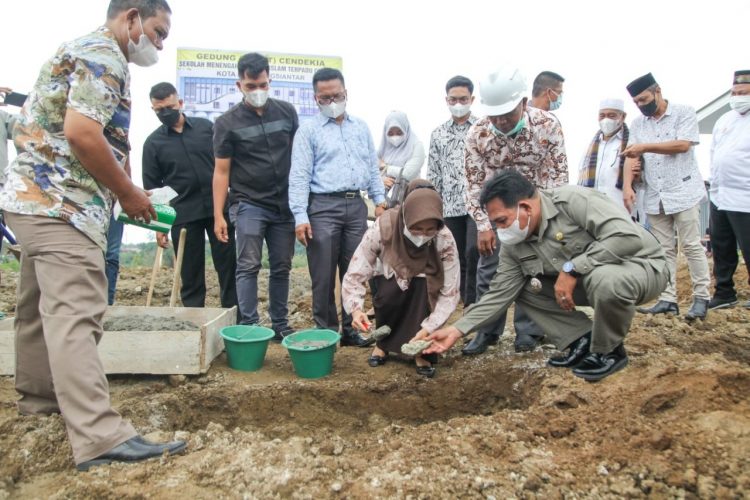 Plt. Wali Kota Pematangsiantar, Susanti Dewayani, Sp.A, saat peletakan batu pertama, pembangunan Gedung SMP-IT Cendekia Pematangsiantar, Senin (28/2/2022).