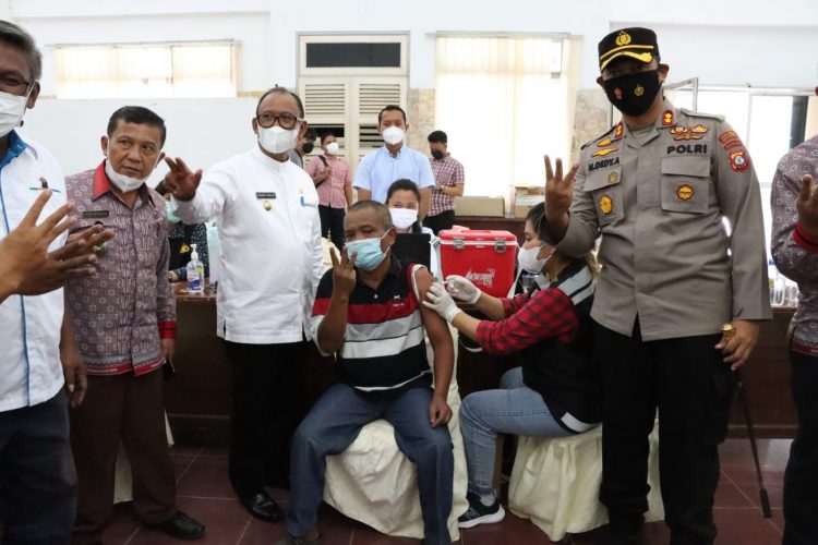 Kapolres Simalungun, AKBP Nicolas Dedy Arifianto, S.H., S.I.K., M.H., bersama Forkopimda, menggelar vaksinasi kepada lansia dan pelajar.