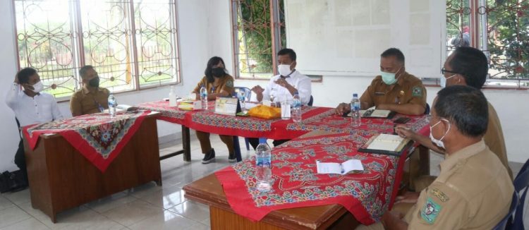 Bupati Simalungun saat memimpinan rapat kerja (Raker) di Dinas Kependudukan dan Catatan Sipil (Disdukcapil)  Kabupaten Simalungun, terkait dengan evaluasi pengadaan alat rekam e-KTP untuk 10 kecamatan di Simalungun, di Pamatang Raya,  Sumut,  Senin (21/2/2022).